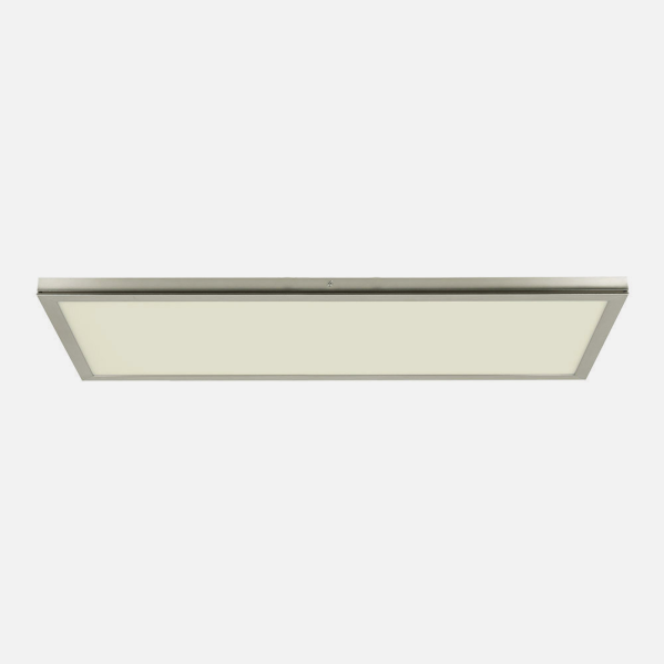 Una lámpara de techo rectangular con marco de metal plateado y superficie iluminada blanca sobre fondo claro.