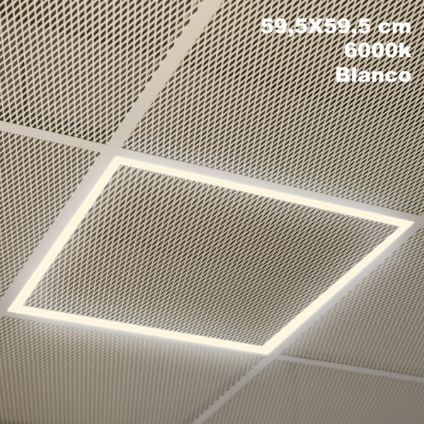 Panel LED cuadrado en un techo de malla metálica blanca con especificaciones.