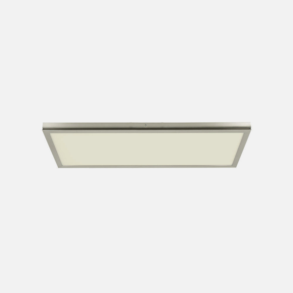 Una lámpara de techo rectangular con marco plateado y difusor blanco brillante, centrada sobre fondo claro.