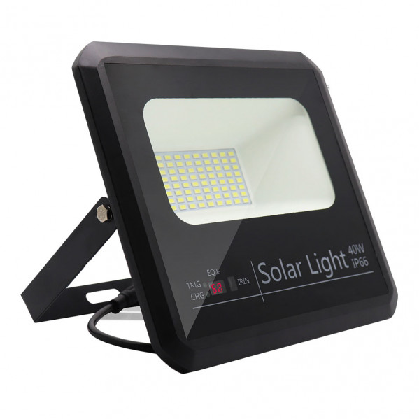 Proyector solar negro de 40W con matriz LED y pantalla digital sobre fondo blanco.