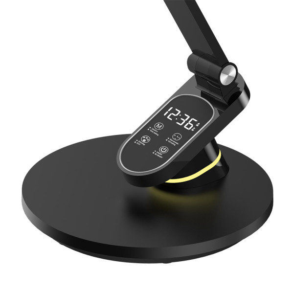Lámpara de escritorio negra con base redonda, reloj digital integrado y panel táctil en un brazo articulado.