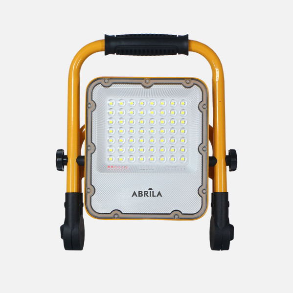 Luz de trabajo LED amarilla portátil con asa y soporte negros sobre un fondo gris.