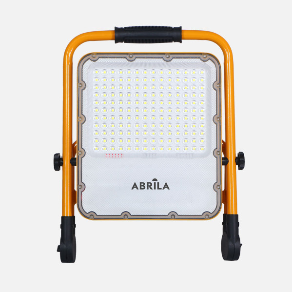 Luz de trabajo LED amarilla portátil con asa y soporte negro sobre fondo gris claro.