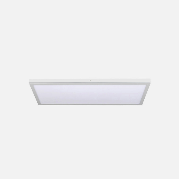 Un panel de techo LED blanco y plano con un marco delgado sobre un fondo claro neutral.