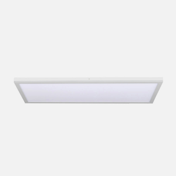 Una luz de techo LED rectangular y blanca sobre un fondo brillante.