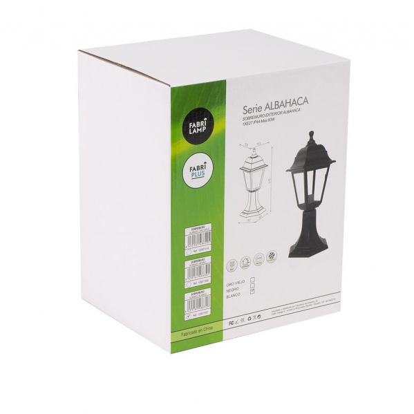Una caja de embalaje blanca con una franja verde muestra impresiones y dibujos de una lámpara de pared exterior serie Albahaca.