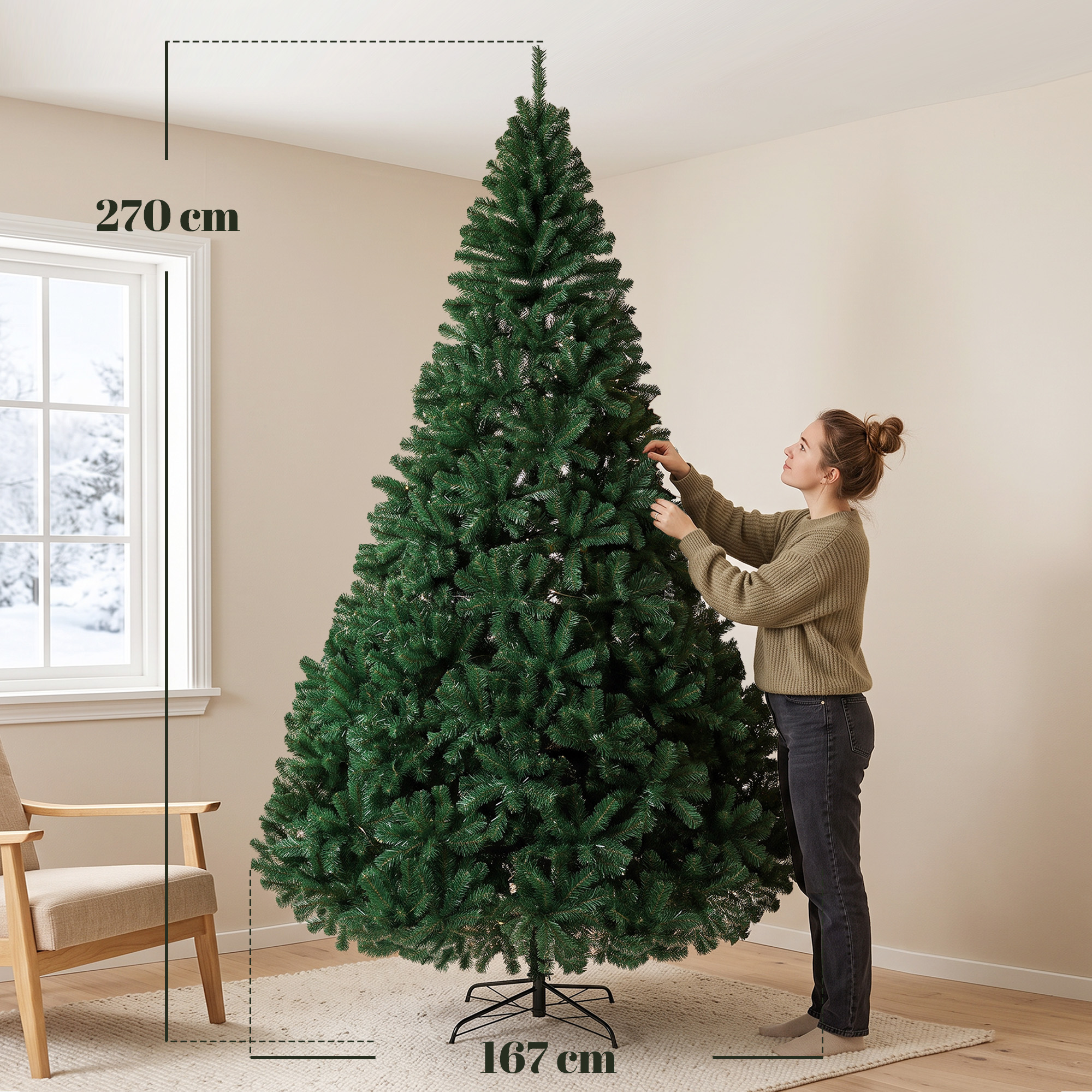 Una mujer decora un gran árbol de navidad artificial de 270 cm en una sala luminosa.