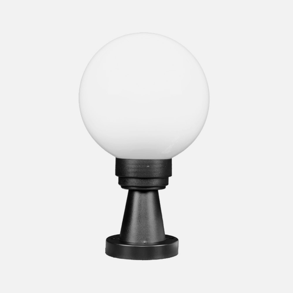 Una lámpara de globo blanca y redonda con base negra sobre fondo claro.