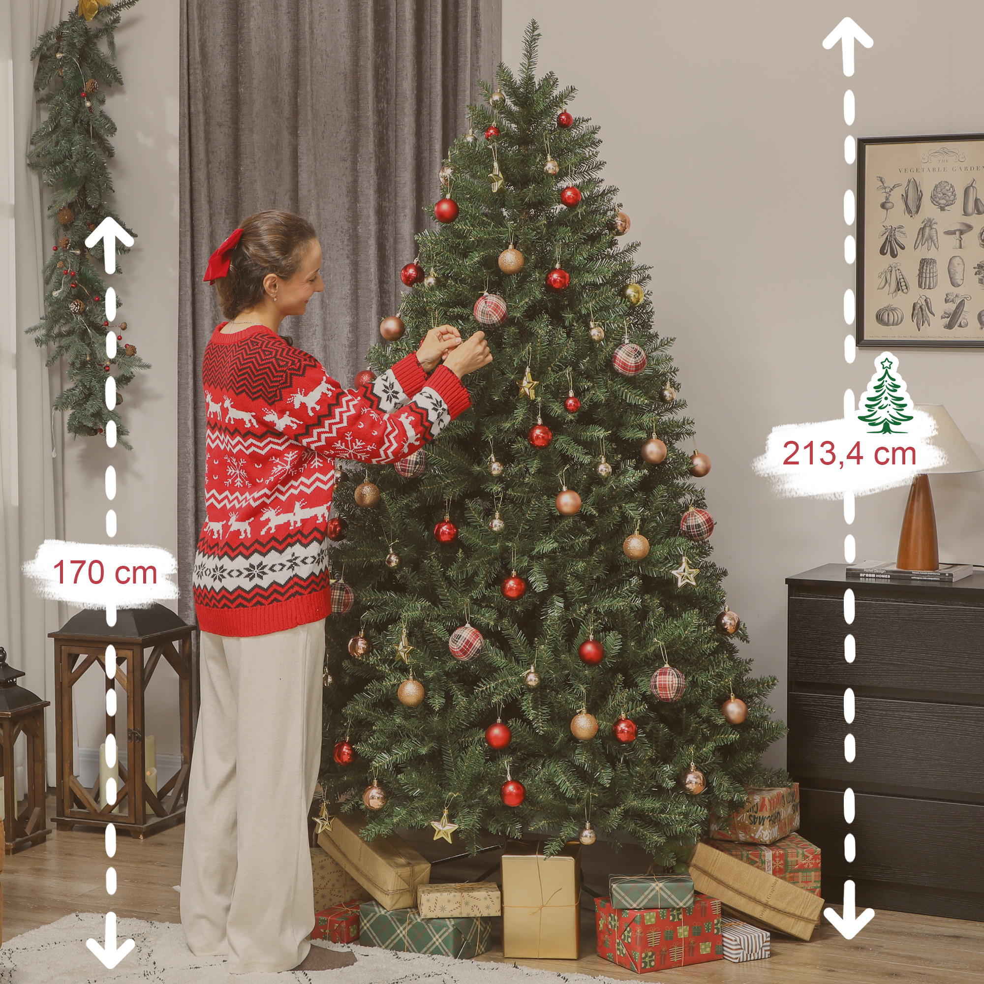 Mujer en jersey navideño rojo decora un árbol con regalos debajo y flechas de medida que indican 213,4 cm de altura.