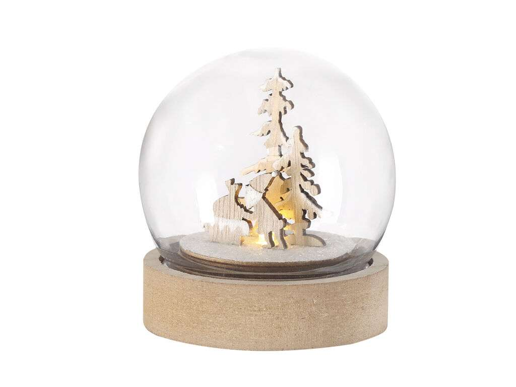 Una bola de nieve de cristal brillante con árboles de madera y una casa dentro, sobre una base redonda.