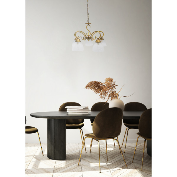 Comedor moderno con mesa ovalada, sillas de terciopelo oscuro, lámpara dorada y hierba de la Pampa seca.