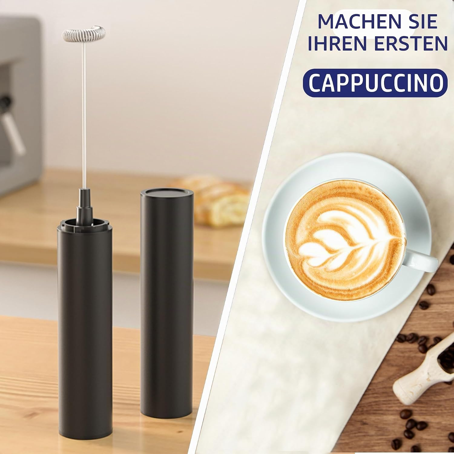 Ein Milchaufschäumer steht neben seiner Kappe auf einem Holztisch, rechts eine Tasse Cappuccino mit Latte-Art.