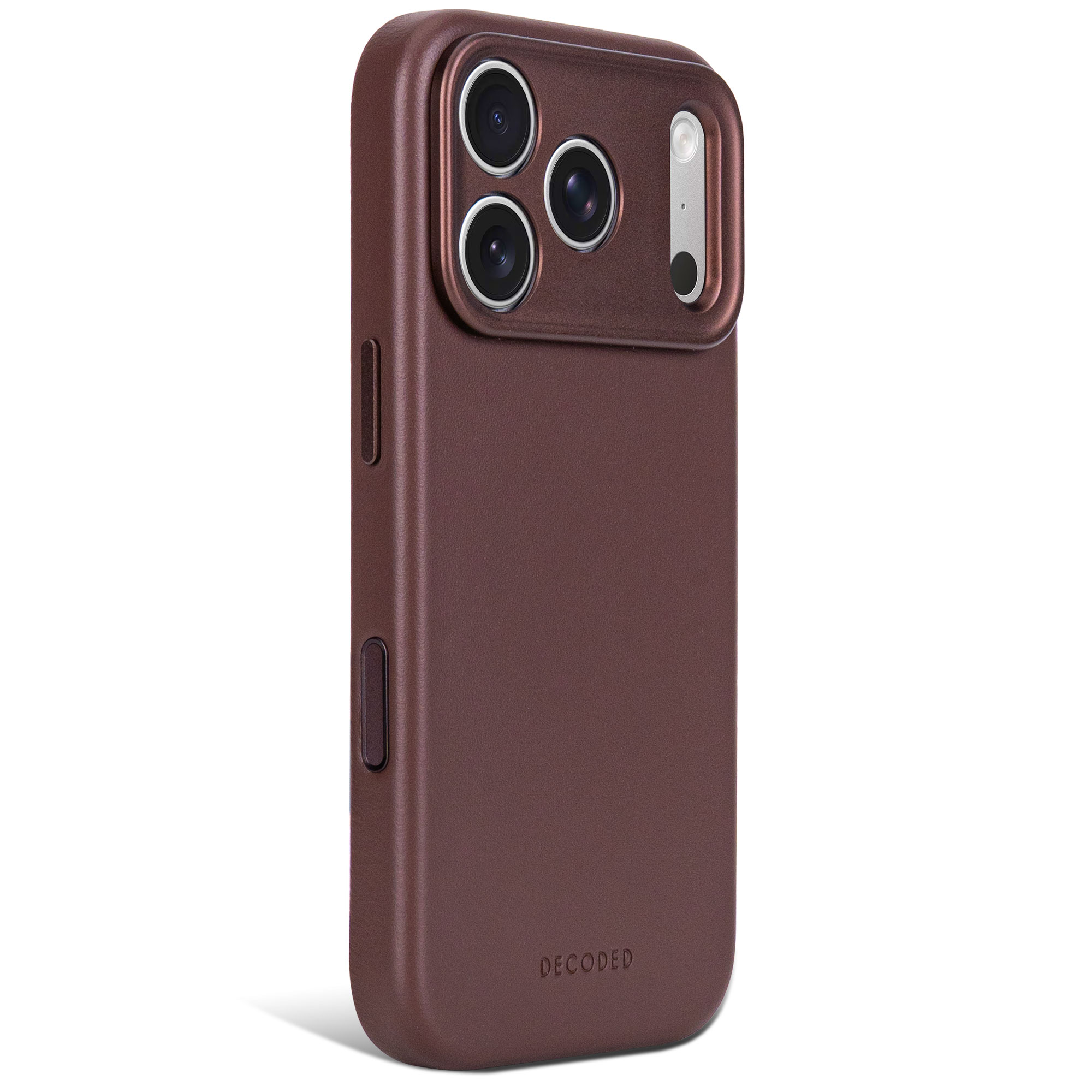 Custodia per telefono in pelle marrone su sfondo bianco con tripla fotocamera e logo Decoded.