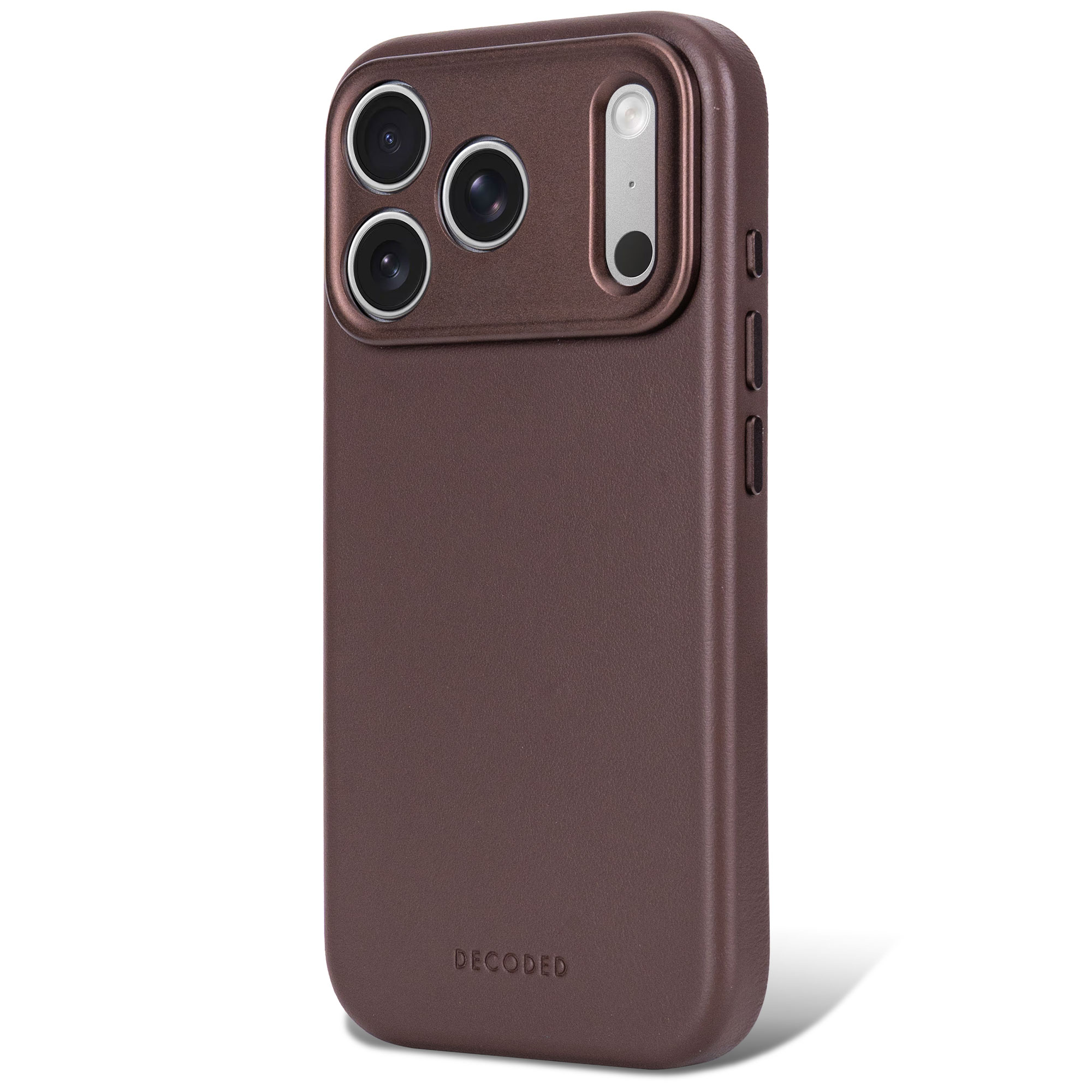 Una cover in pelle marrone per smartphone con tre lenti e flash, con il marchio Decoded.
