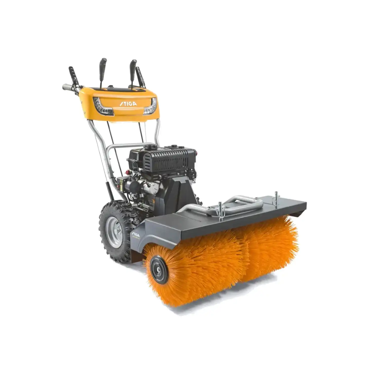 Gelbe Stiga Kehrmaschine mit grossem orangefarbenen Walzenbesen und Motor vor einem weissen Hintergrund.