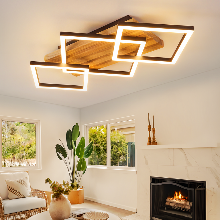 Moderne Deckenleuchte mit quadratischen LED-Leuchtrahmen und Holzelement in einem hellen Wohnzimmer mit Kamin.