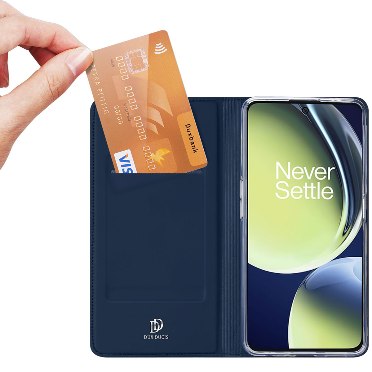 Una mano inserta una tarjeta de crédito naranja en el tarjetero de una funda azul.