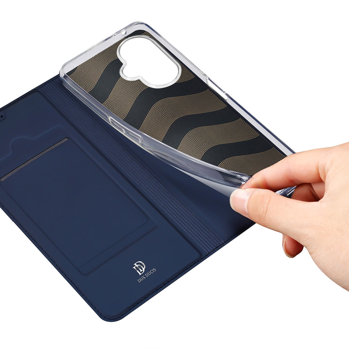 Una mano levanta una funda protectora transparente de una funda de móvil azul con tarjeteros y ondas.