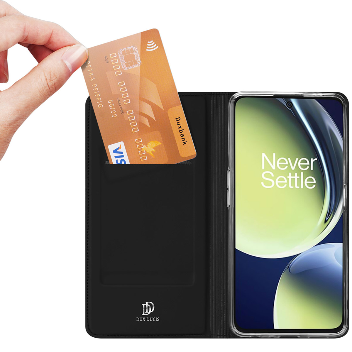 Mano inserta una tarjeta de crédito dorada en el bolsillo de una funda de móvil de cuero negro junto a un smartphone.