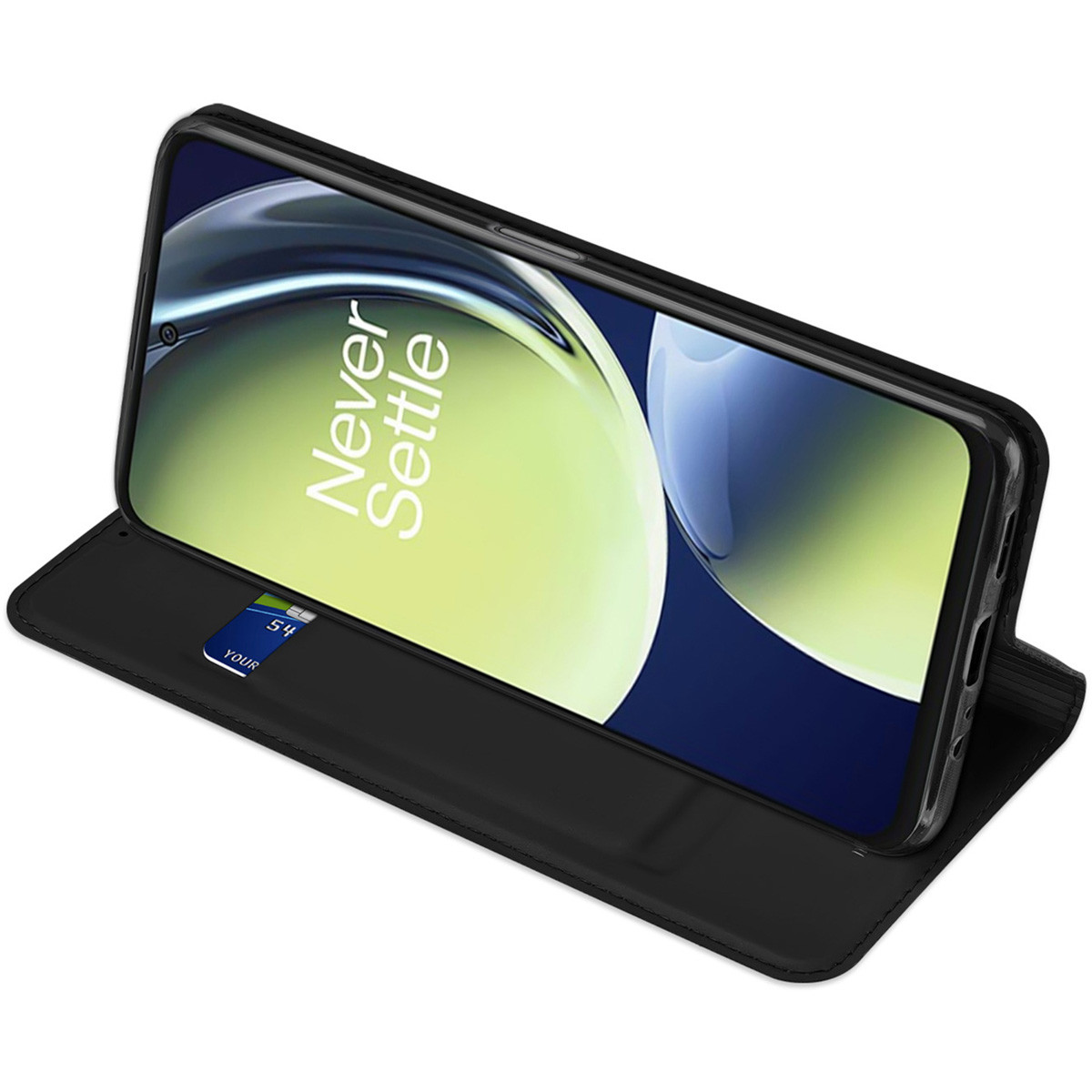 Un smartphone negro en funda de piel abierta muestra un fondo de pantalla con el texto Never Settle.