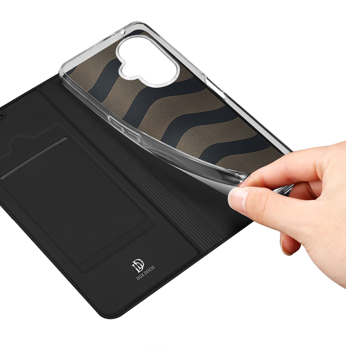 Una mano sosteniendo una funda de móvil negra con ondas.