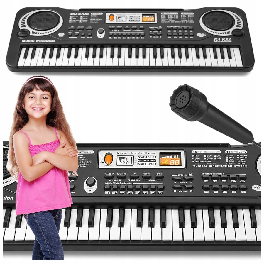 Uśmiechnięte dziecko w różowym topie obok czarnego keyboardu i mikrofonu.