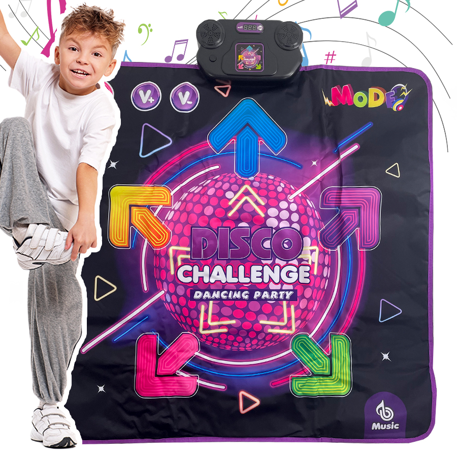 Uśmiechnięty chłopiec w swobodnym ubraniu pozuje obok kolorowej maty tanecznej Disco Challenge.