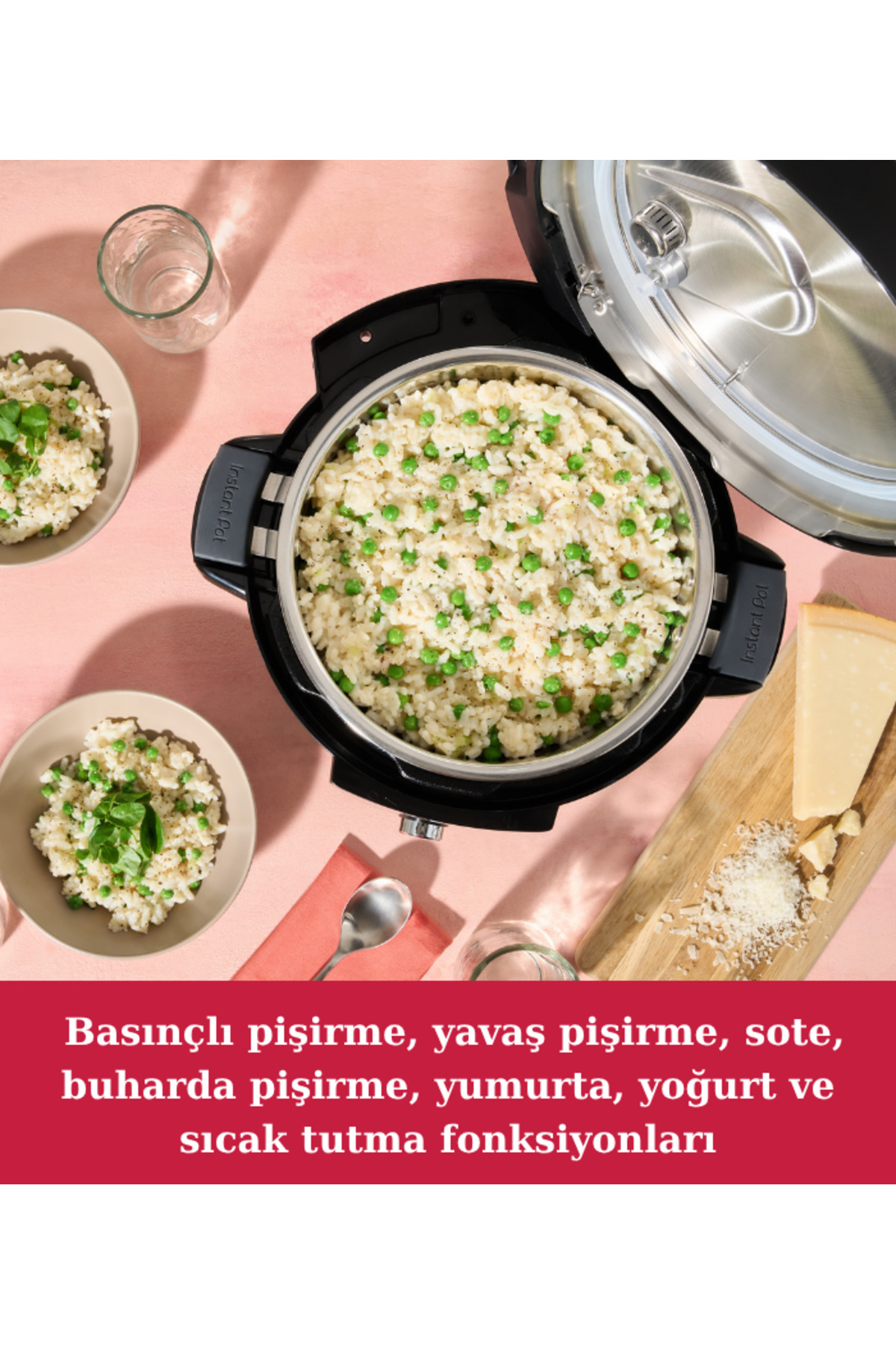 Otwarty multiwakwar z risotto z groszkiem na rózowym stole z miseczkami, serem i tekstem.