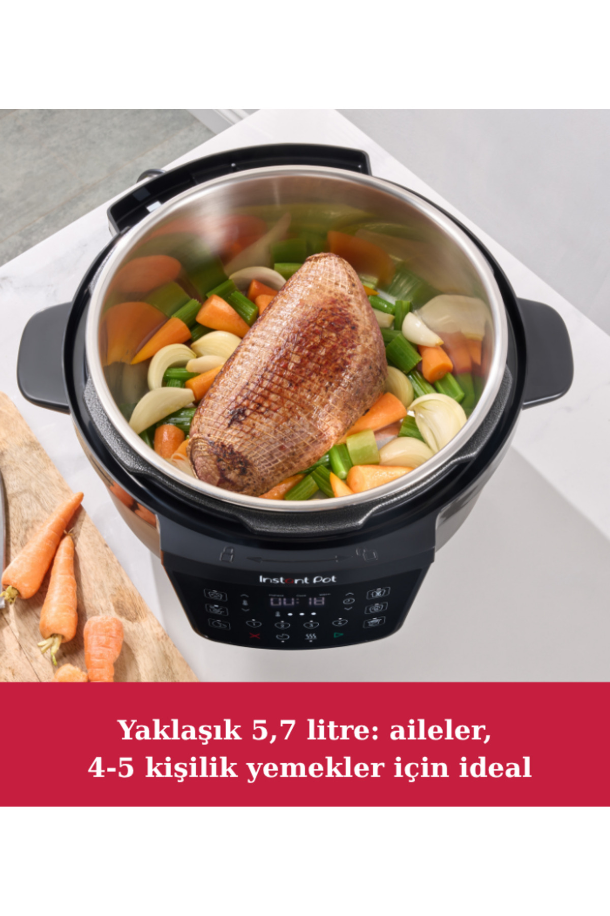 Instant Pot wypełniony pieczenią i warzywami, takimi jak marchew i cebula.