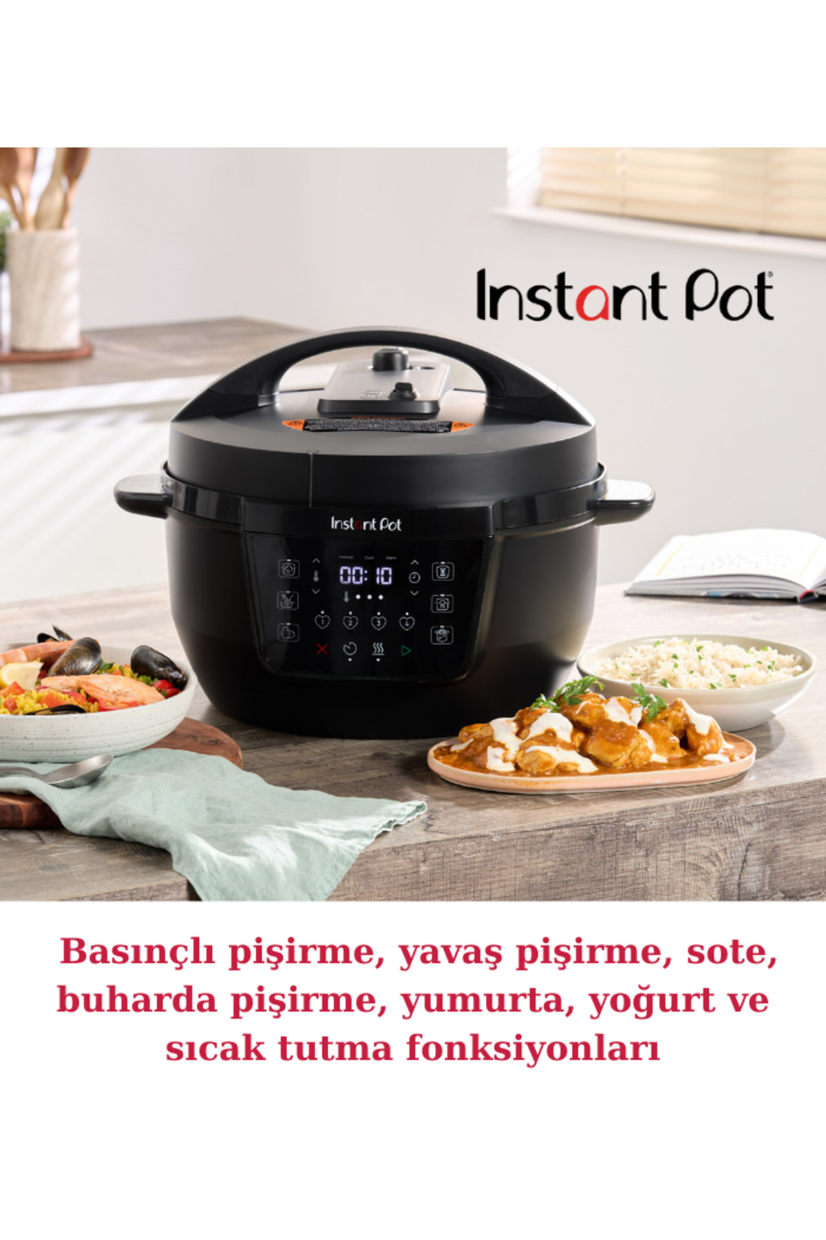 Czarny wielofunkcyjny garnek Instant Pot na drewnianym stole z daniami z ryżu, owoców morza i kurczaka.