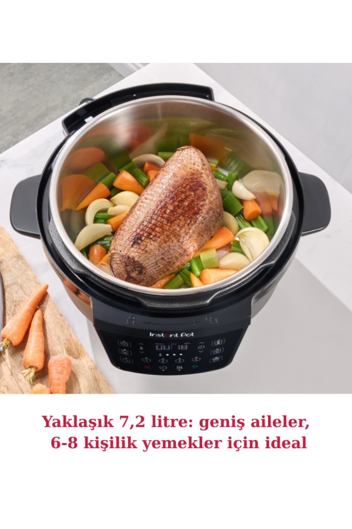Instant Pot wypełniony mięsem i warzywami, obok marchewki na desce do krojenia.
