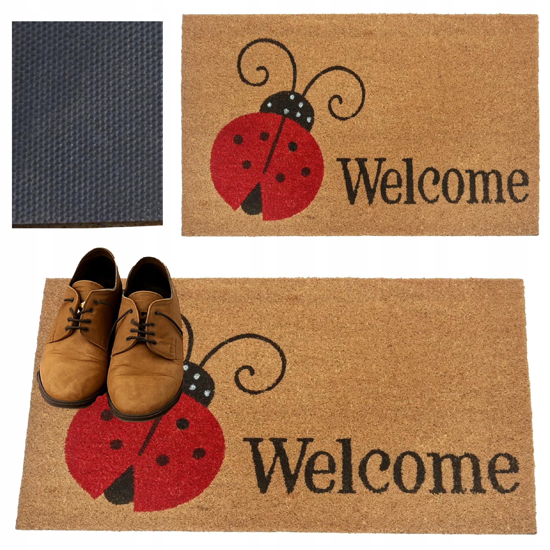 Kokosowa wycieraczka w biedronki z napisem Welcome, pokazująca spód i buty.
