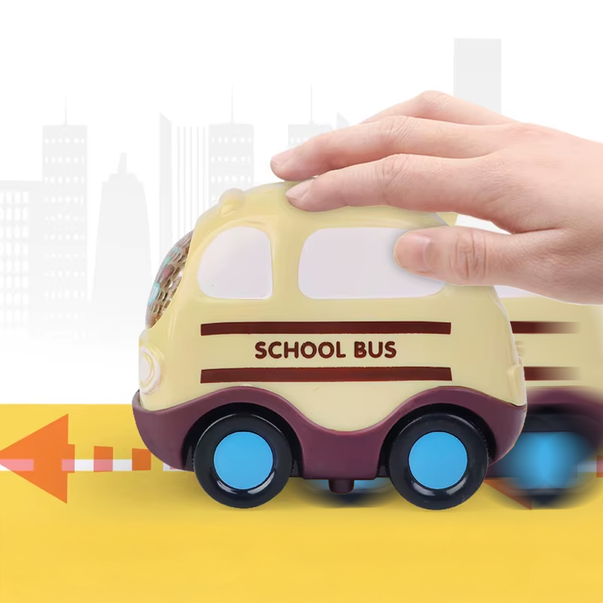 Ręka dotyka żółtego autobusu szkolnego z niebieskimi kołami na tle panoramy miasta.