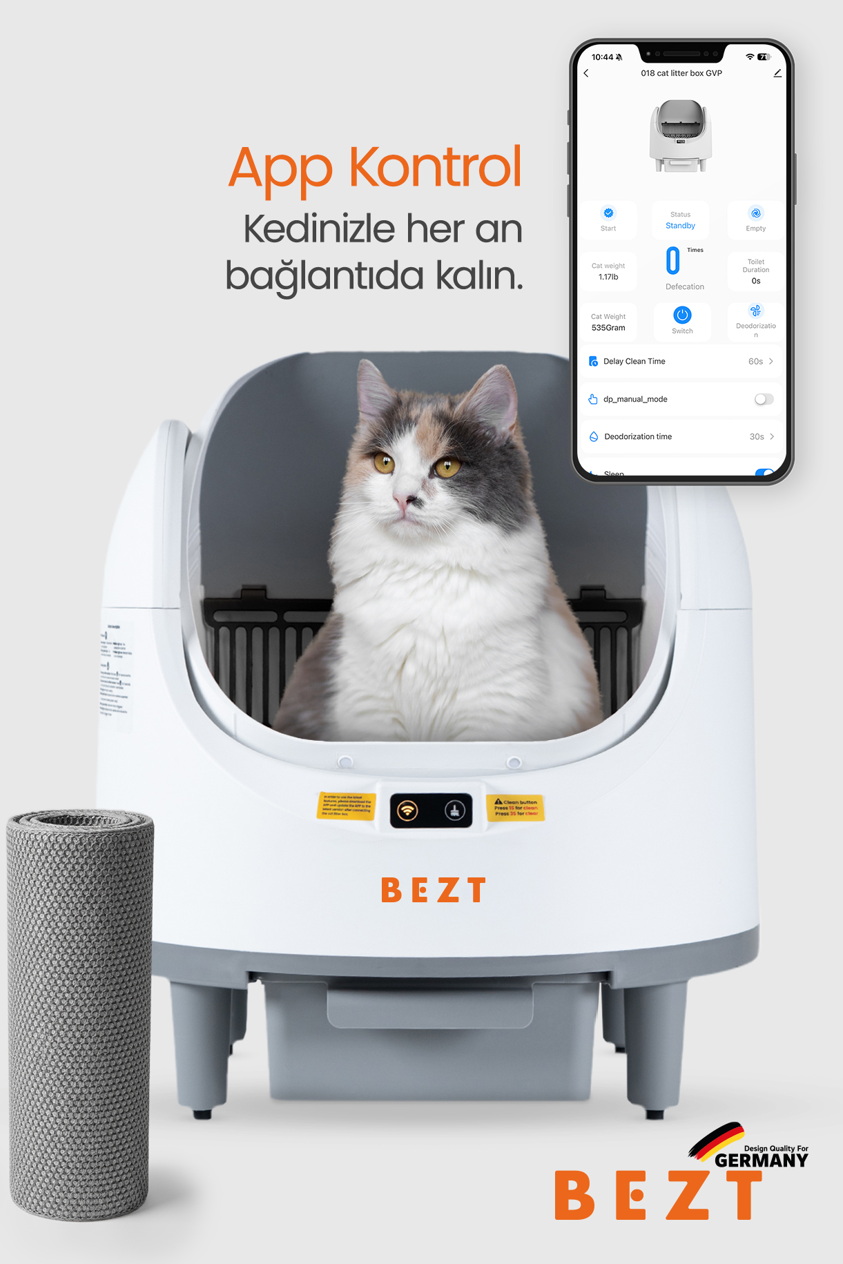 Akıllı telefon uygulaması yanında otomatik kedi tuvaletinde oturan kedi.
