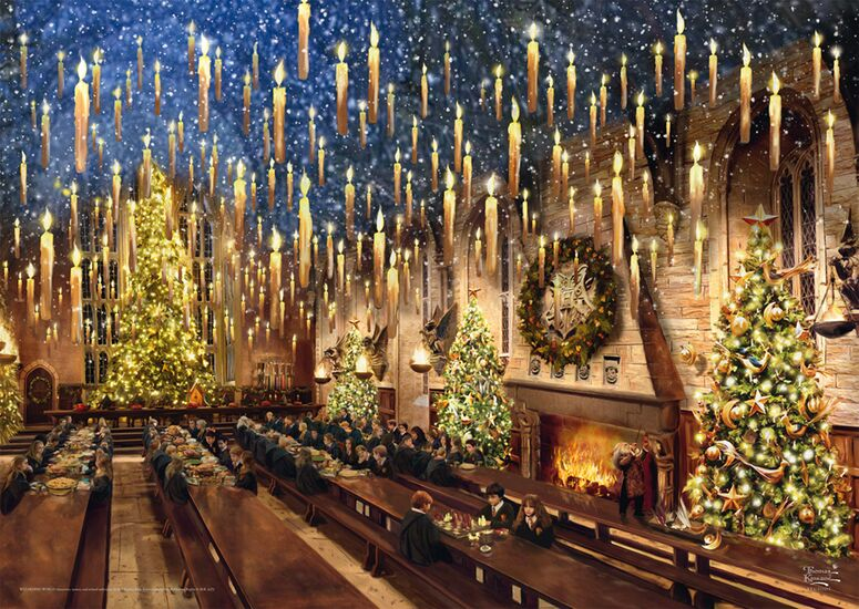 Magische Große Halle mit schwebenden Kerzen, geschmückten Weihnachtsbäumen, einem Kaminfeuer und Schülern an langen Tischen.