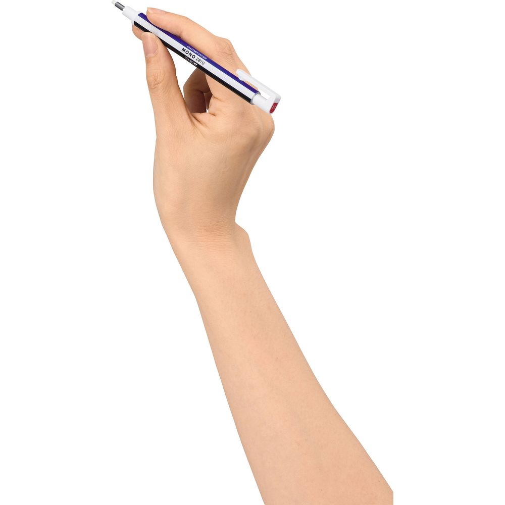 Eine Hand hält einen weiß-blauen Tombow Mono Zero Radierstift vor weißem Hintergrund.