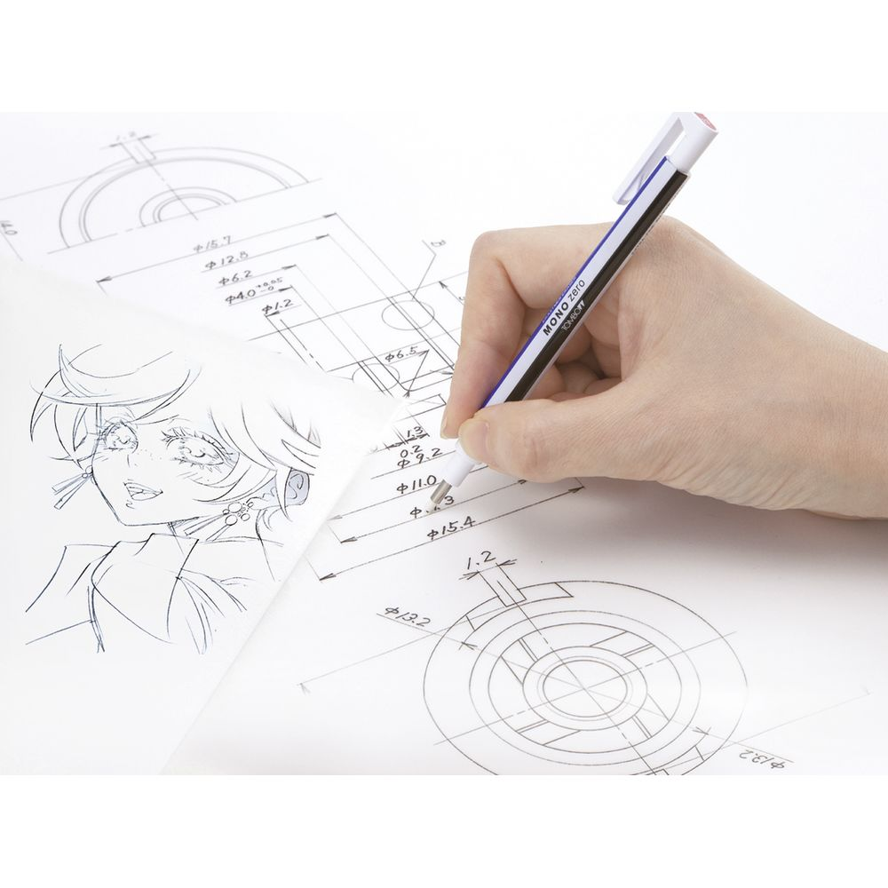 Hand korrigiert mit einem Radierstift technische Zeichnungen und eine Anime-Skizze.