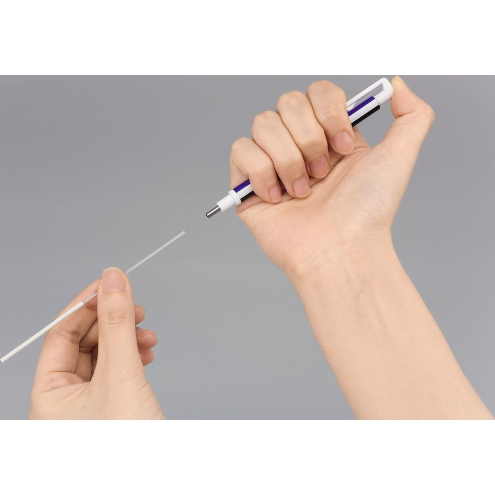 Eine Hand hält einen Stift, während die andere Hand einen dünnen Stab in die Nähe der Stiftspitze bringt.