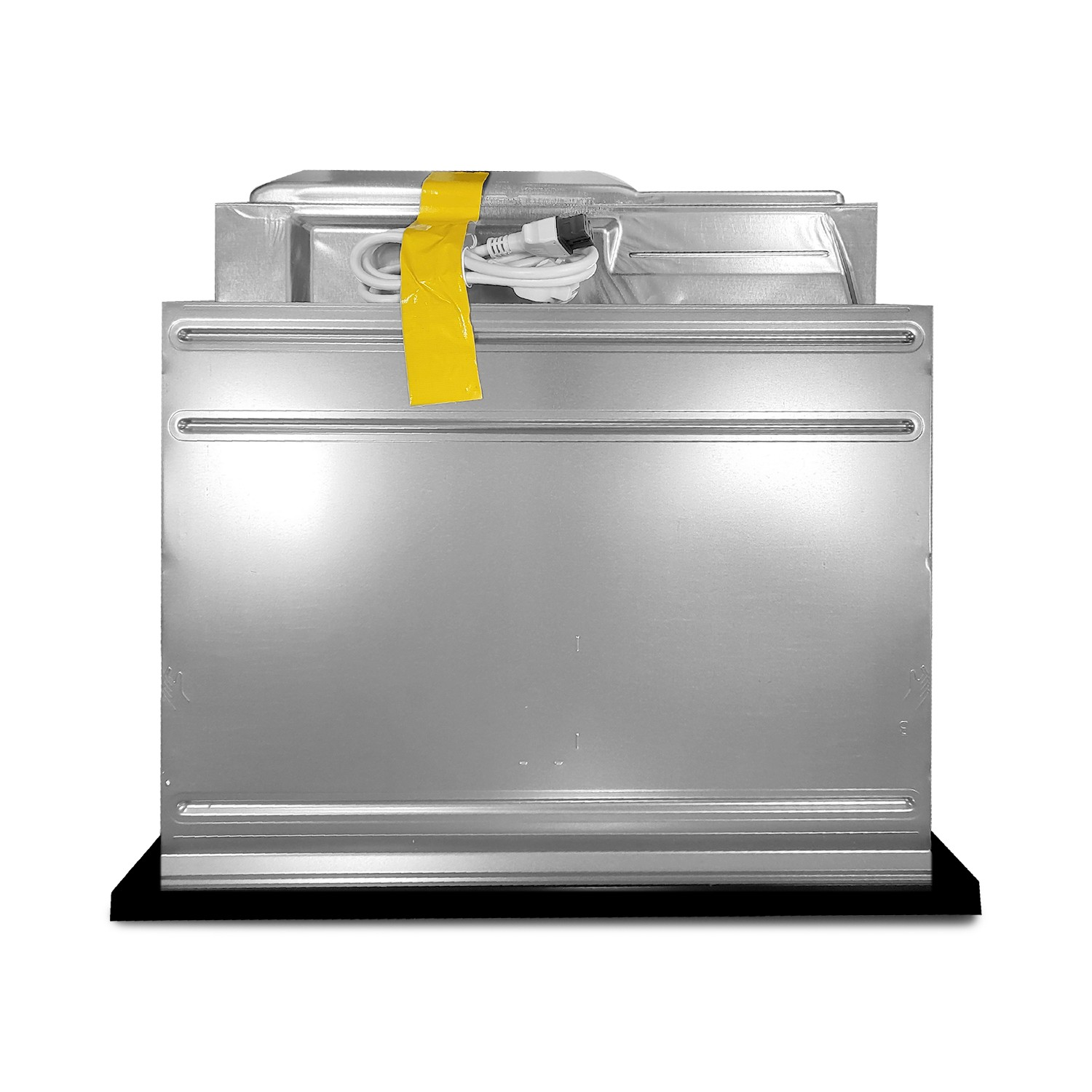 Ein silbernes Metallgehäuse mit einer gelben Klebebandmarkierung und weißem Kabel oben auf einer schwarzen Basis.