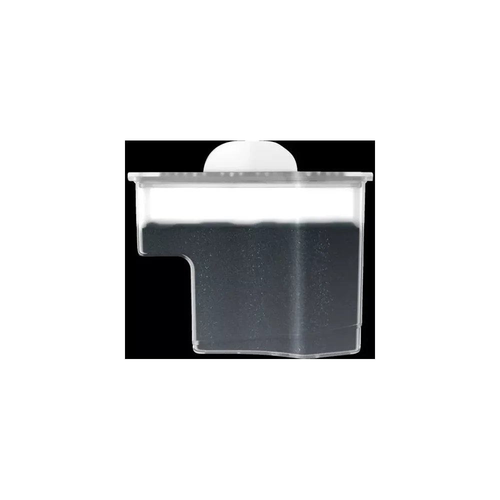 Ein klarer, eckiger Plastikbehälter mit dunklem Inhalt und einer weißen Kappe auf schwarzem Hintergrund.