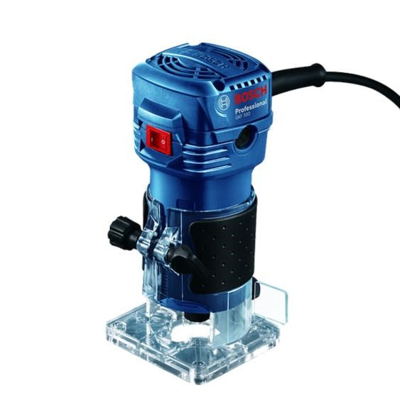 Beyaz arka planda şeffaf tabanlı mavi Bosch Professional kenar freze makinesi.