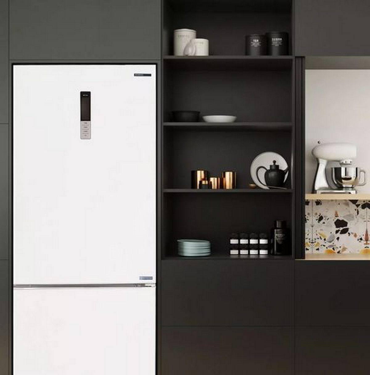Un refrigerador blanco en una cocina moderna y oscura con estantes llenos de vajilla.