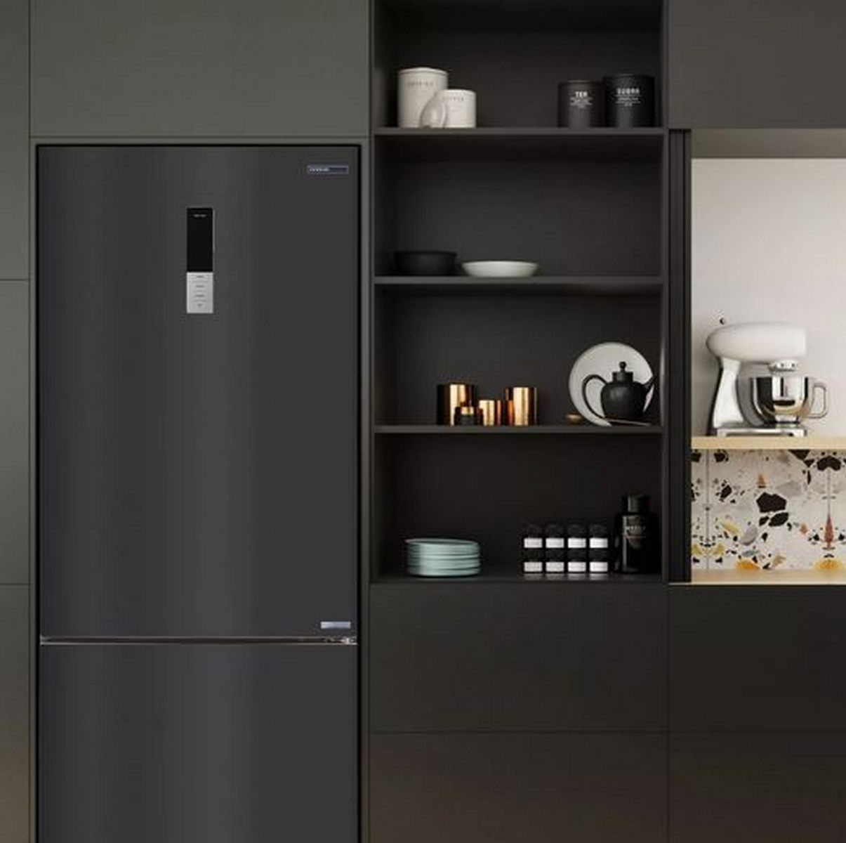 Una cocina moderna de color gris oscuro con refrigerador empotrado, estantes abiertos con vajilla y una batidora blanca.