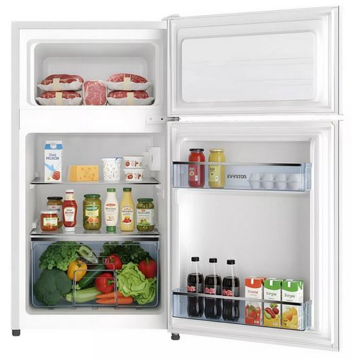 Una nevera blanca con la puerta abierta llena de carne, verduras, botellas y lácteos.