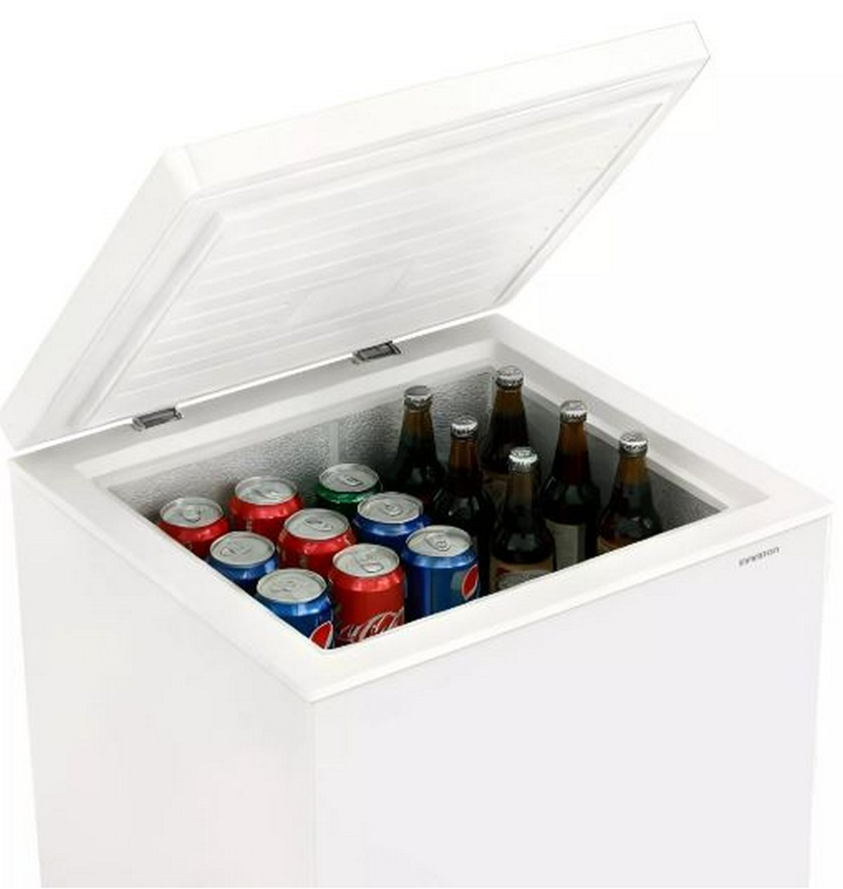 Un congelador horizontal blanco con la tapa abierta, lleno de varias latas y botellas.