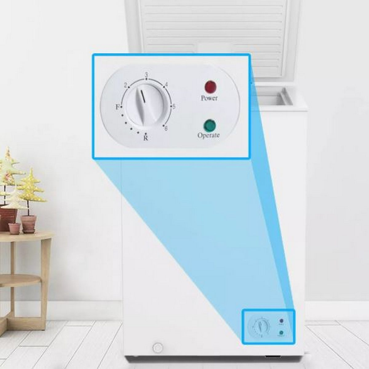 Primer plano de un congelador horizontal blanco con perilla de control de temperatura y luces.