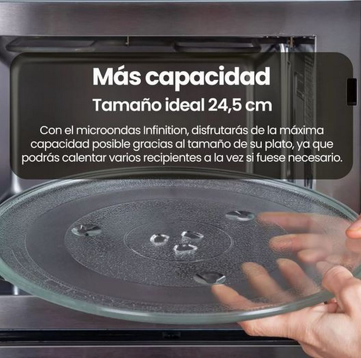 Una mano sostiene un plato de vidrio redondo frente al interior de un microondas con texto publicitario.