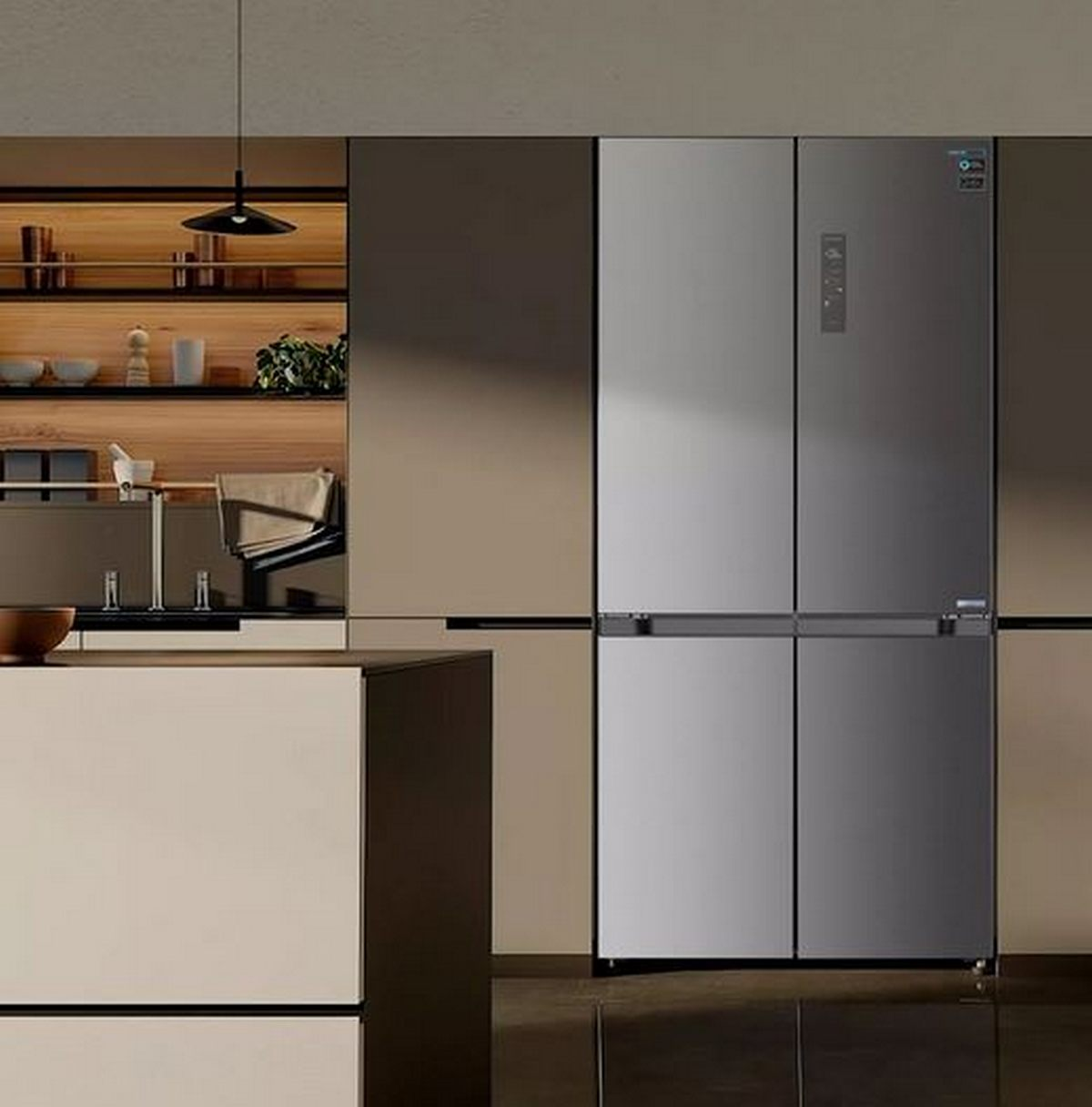 Cocina moderna con un refrigerador gris de cuatro puertas y estantes de madera iluminados.