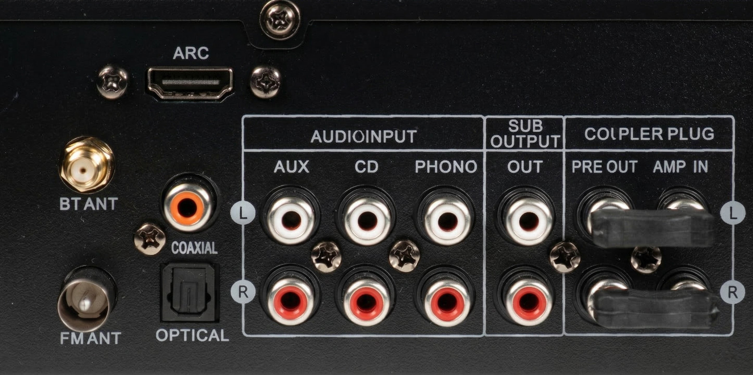 Rückseite eines Audiogeräts mit verschiedenen Anschlüssen wie HDMI ARC, RCA, AUX, CD, Phono und Antennenbuchsen.