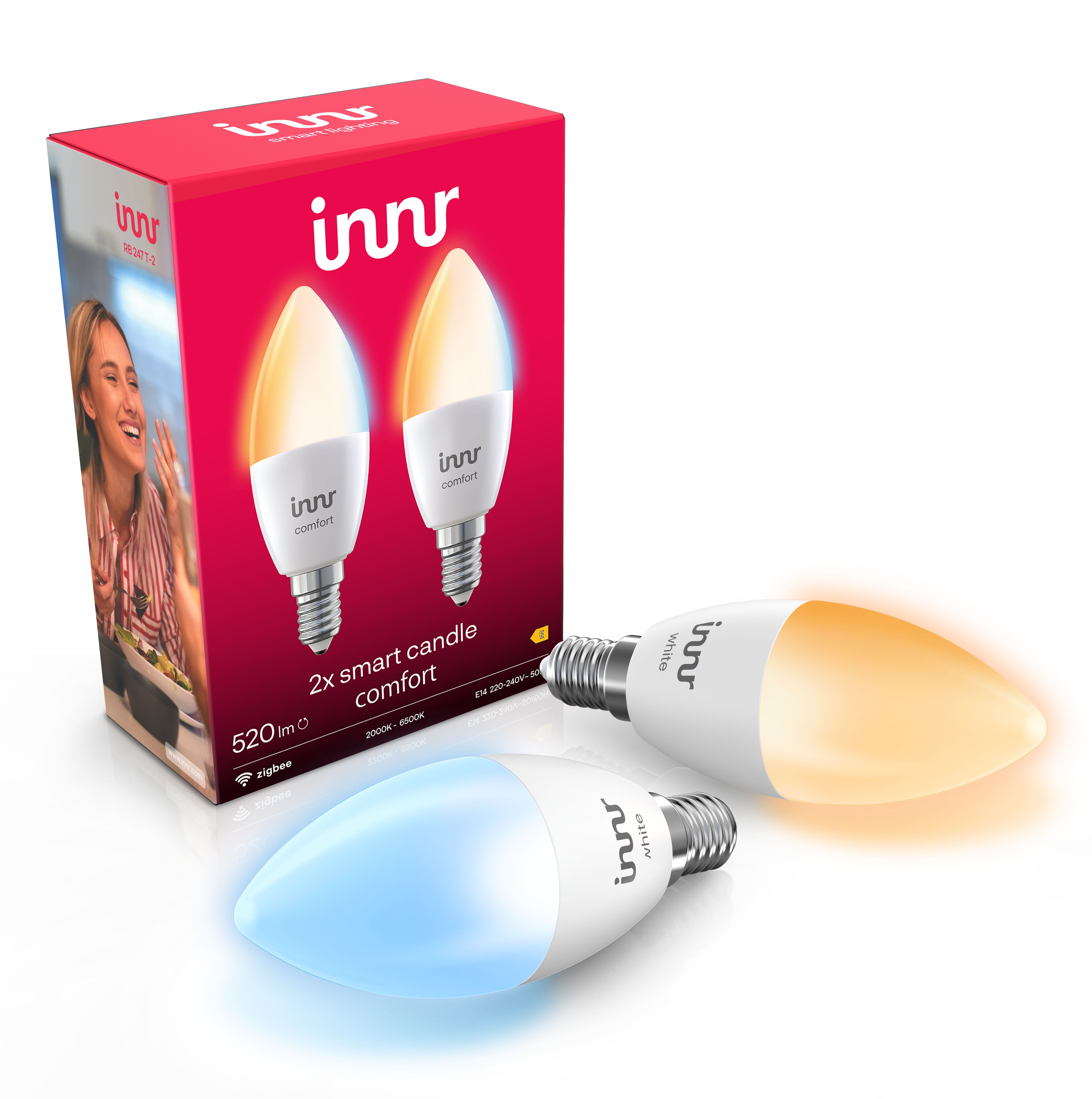 Zwei smarte Kerzenlampen und ihre rot-weiße Innr Verpackung auf weißem Grund.
